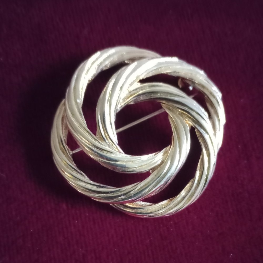 Interlocking circle cable knot goldtone pin
